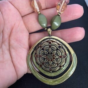 Welcome Fall with this beautiful accent necklace.